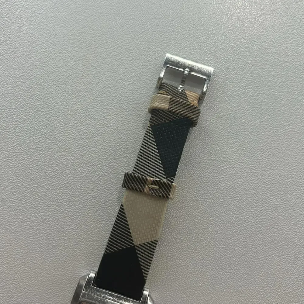 Women Burberry Watch - Picture 4 of 5